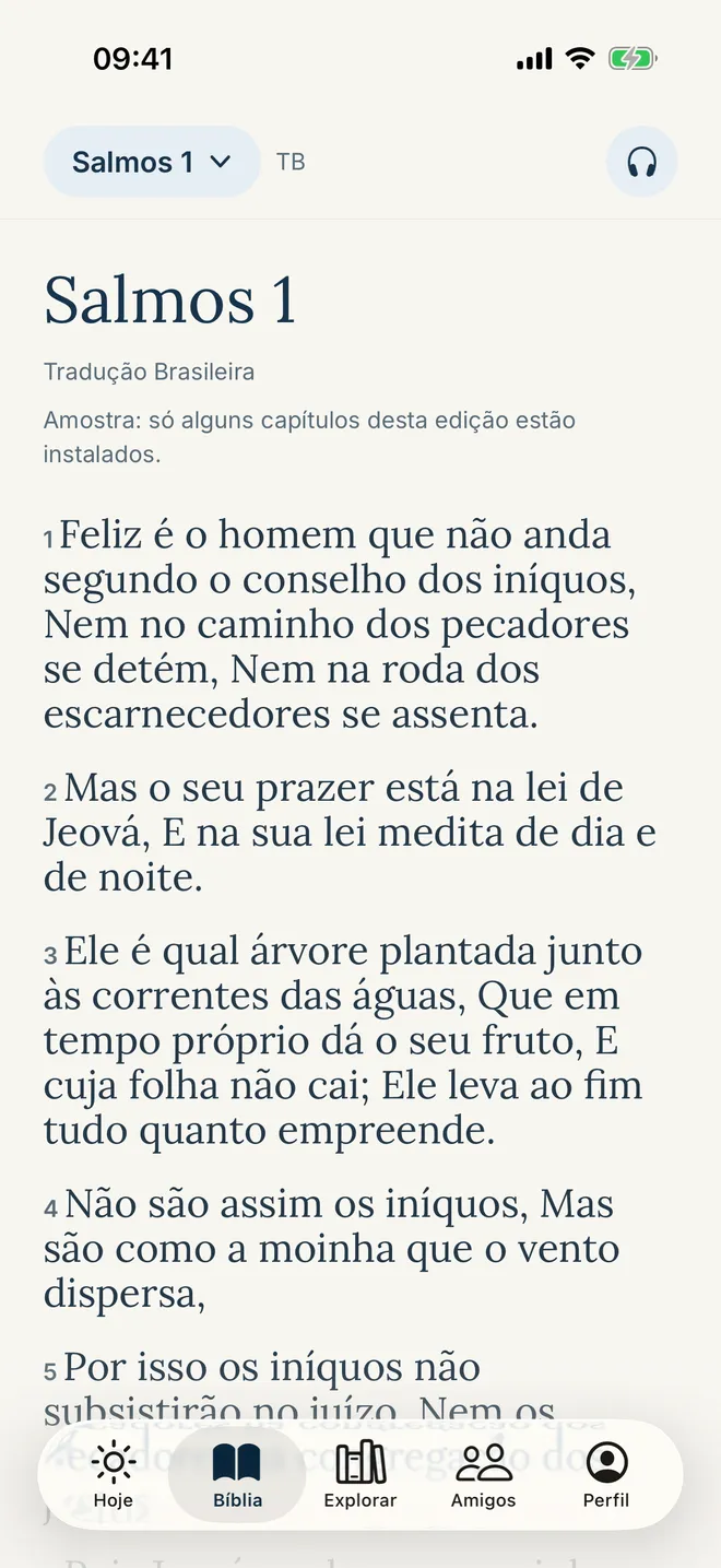 Leitor da Bíblia do Nuah aberto em Salmos 1